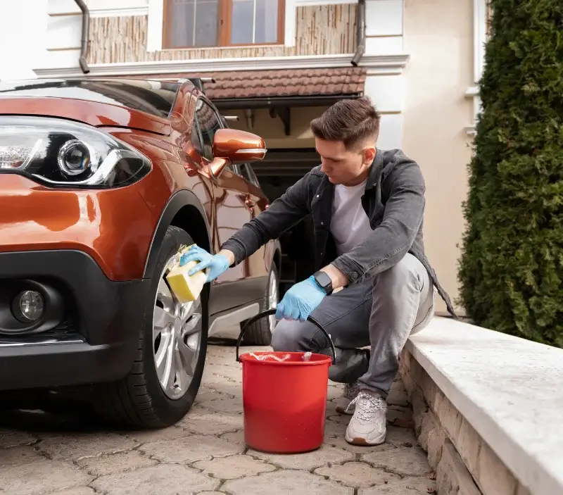 Lavage auto à domicile Chaudes-Aigues : professionnel intervenant sur un véhicule